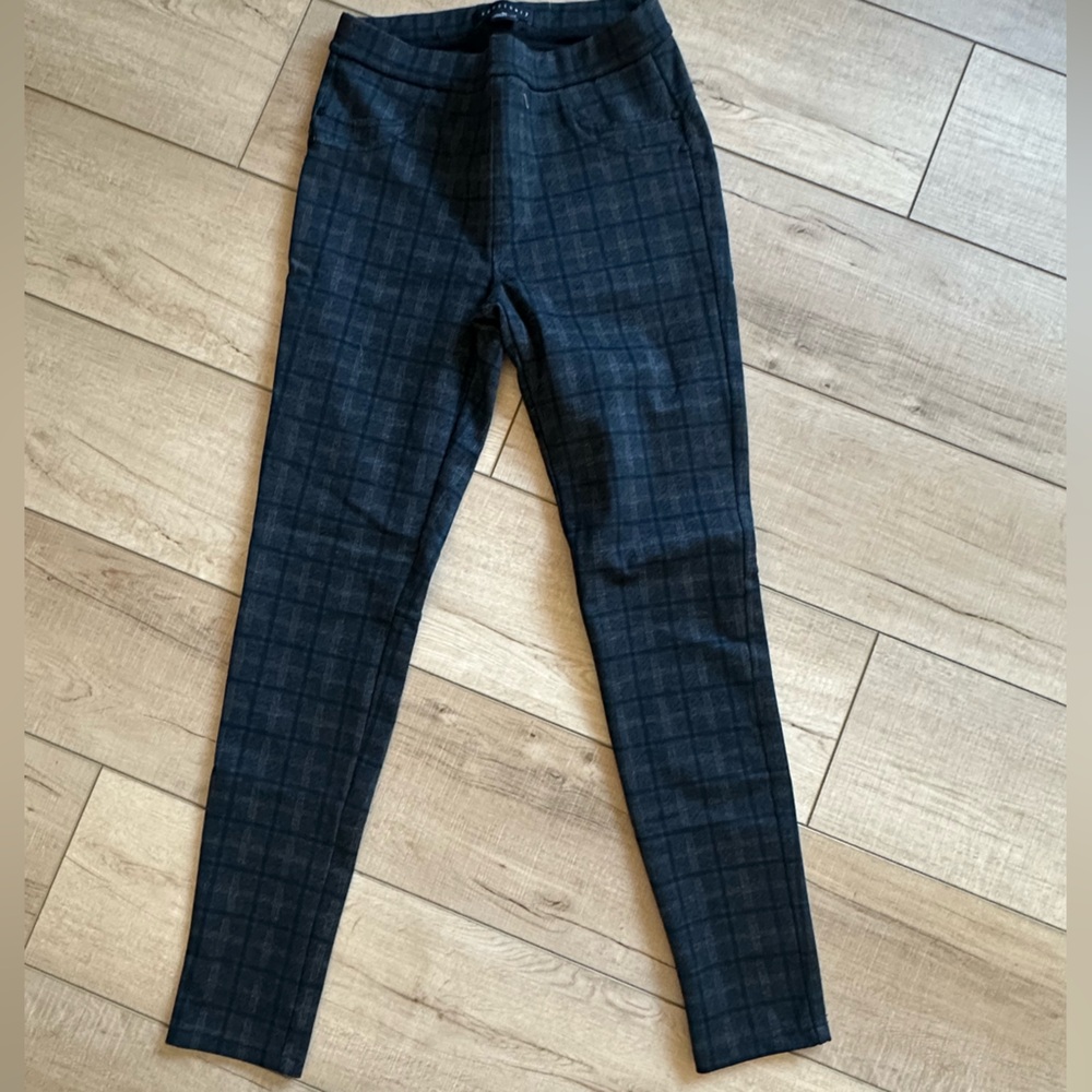 Gray Slim-Fit Leggings with Subtle Plaid